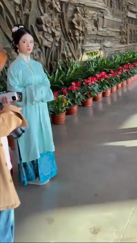 沈月古装扮相小巧灵动，虽鲜少尝试古装剧，但这身造型透着娇俏，眉眼间有古典韵味，适