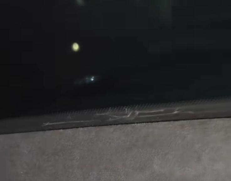 畅享90事件后，现在又轮的尚界Z7了，内饰边框被刮花成什么样了，这些毫无底线的竞