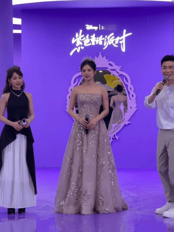 张婧仪怎么看起来有旁边这个女生两倍宽？ ​​​