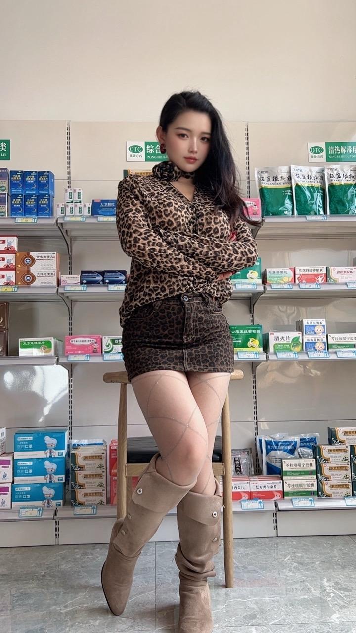 谁还不是小腰精 我的魅力不止一面 美女老板娘日常 御姐风细跟高跟鞋太绝了 好身材