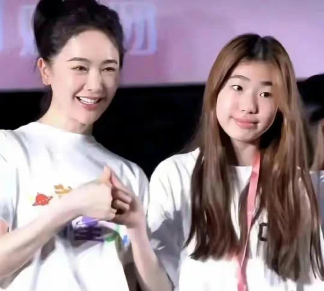 本想娶个美娇娘，孩子颜值能蹭光，哪想基因不随娘，全都像爸强。左小青的女儿，眼睛嘴