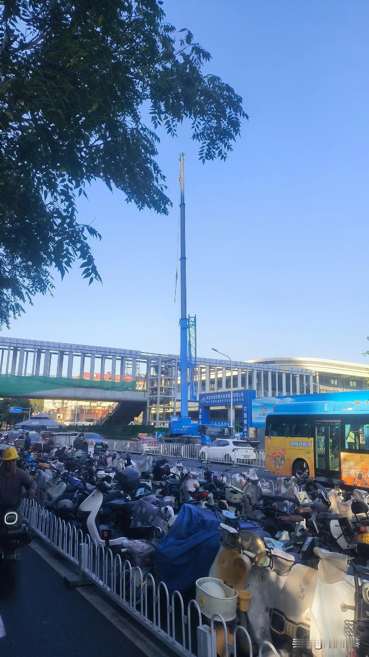 实拍长城北大街，保定第一中心医院配套过街天桥最新进展

昨天下午路过一中心医院，