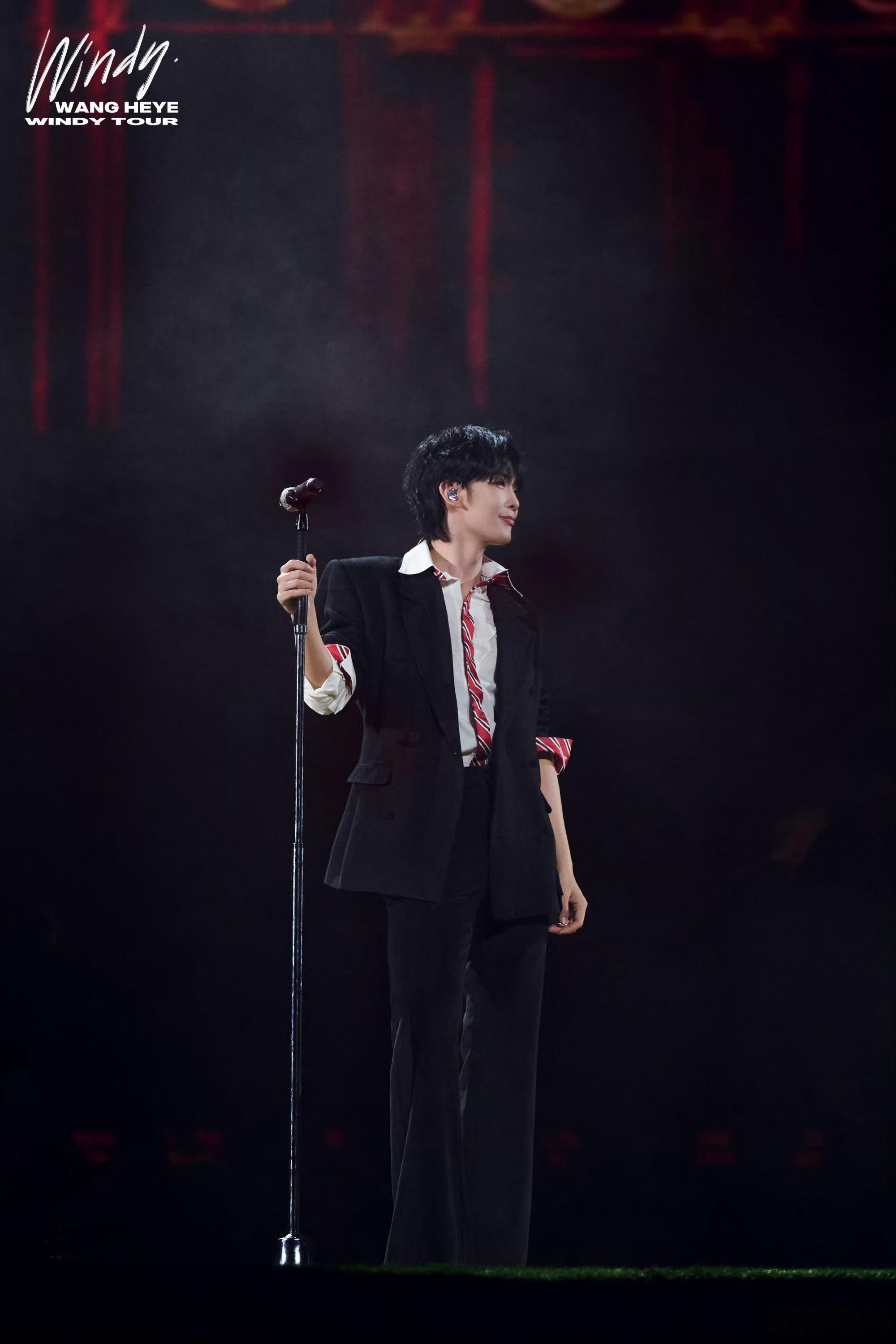 王赫野上披哥老板送一万份会员谁能懂做王赫野的粉丝太幸福了！所属公司老板自掏腰包向