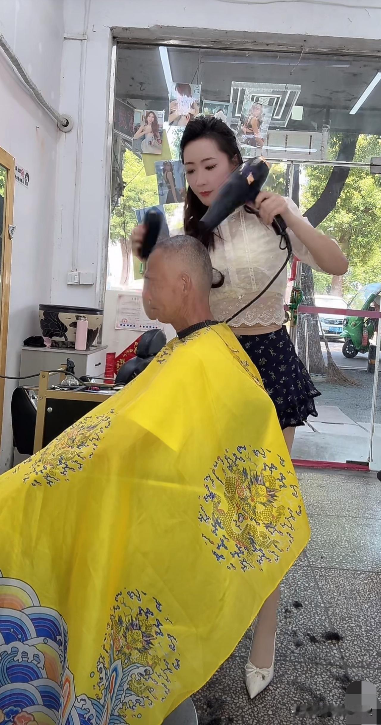 大爷理发一个月去三回，再剃就得刮头皮了[捂脸][捂脸]主要不图别的，就图这皇帝般