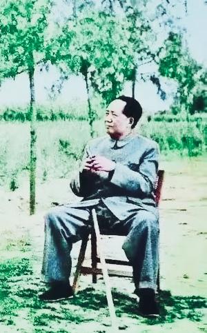 伟人毛主席毛主席为什么伟大？因为，毛主席始终扎根在中国这片深深的泥土，始终为老百