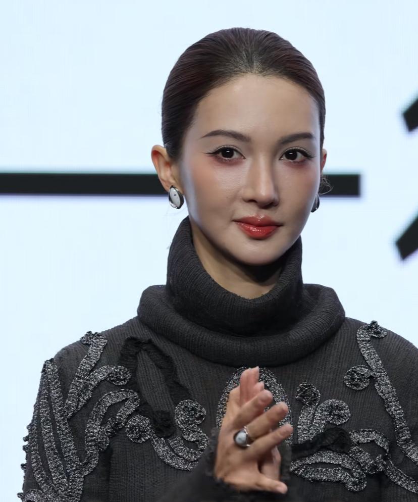 金晨怎么变成这样了啊！
我第一次看她的剧，是《无心法师》，那会儿真的很喜欢她。