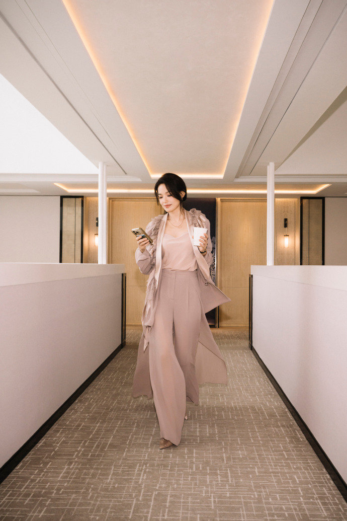 舒淇官宣代言小米汽车 舒淇全新代言身份正式揭晓，被安静松弛的驾乘感打动，被颜值与