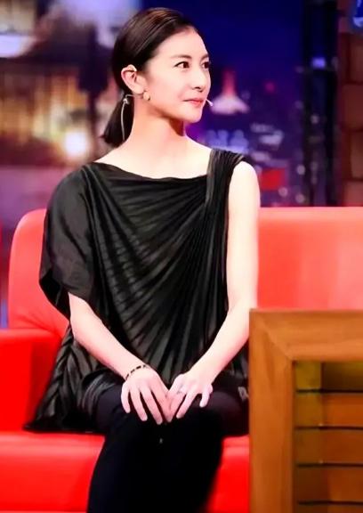 [微风]2008年，亿万富豪王微在婚内偷偷和漂亮的舞蹈演员住一起后，回家想跟老婆