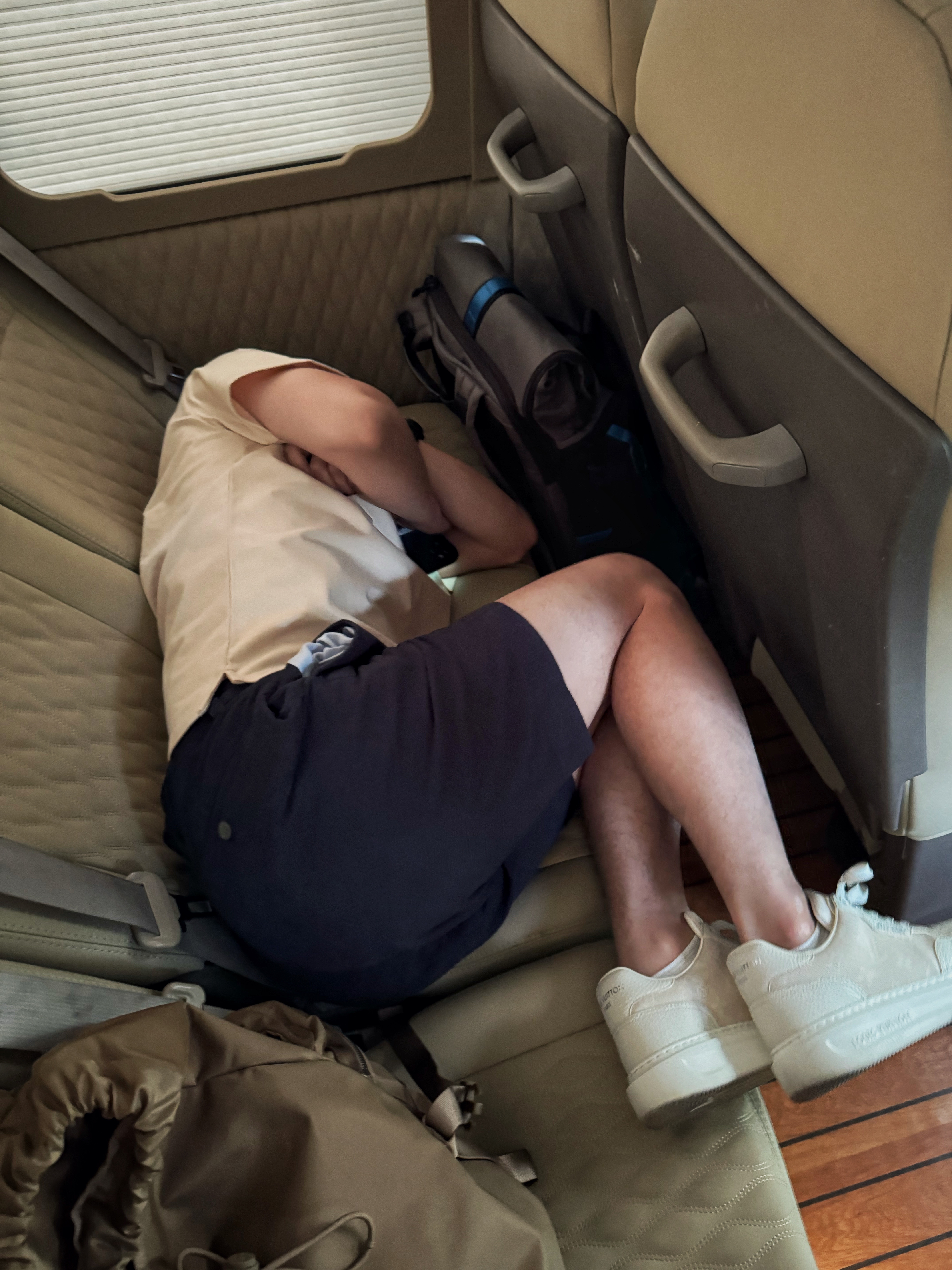 Work Hard, Sleep Hard. 最近太多觉都是路上睡的🥱💤 欣
