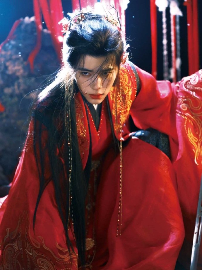 周翊然红衣魅魔 周翊然红衣魅魔，谁的病娇风新郎！