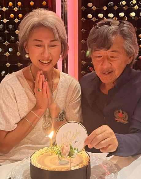 62岁叶倩文过生日，头发花白戴12元饰品
近日，汪曼玲在社交平台上晒出叶倩文的6
