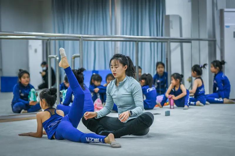 小女孩能够连续十多个后空翻完成下来后气息尚可，如果可能的话，只要她能够掌握好自己