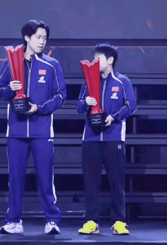 领奖台上莎莎怎么“急眼”了，
大头心里好委屈，
再次看到莎头组合同台，
心情别提