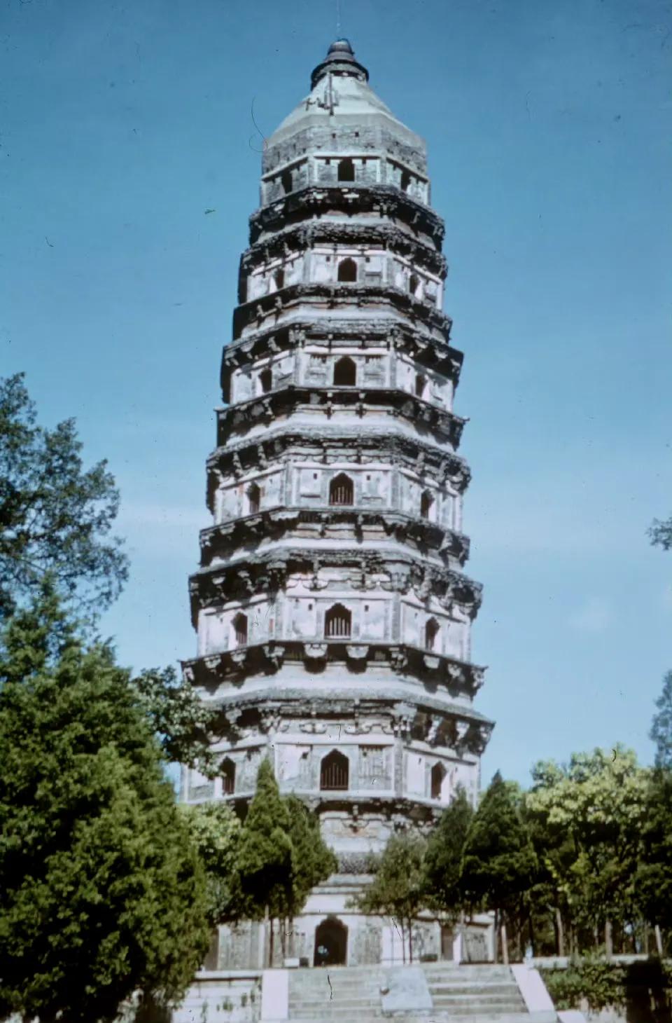 虎丘云岩寺塔，苏州，1950s摄。 ​​​