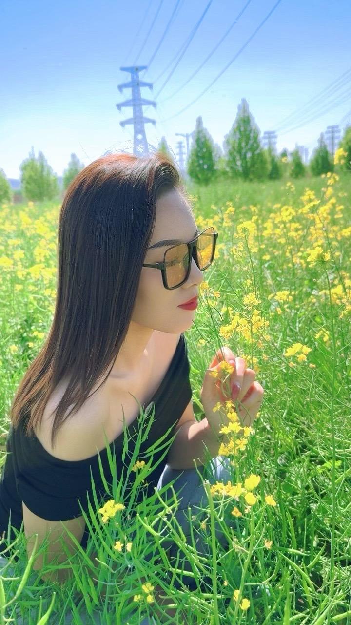 去不了诗和远方，就到村口的麦地里走一走，晒晒太阳，看看蓝天和白云#风吹麦浪 #麦