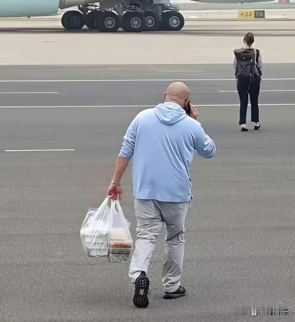 这些人吃饱喝足之后，东西打包拿走了，画面所呈现出来的内容，和他们自己写出来的文字