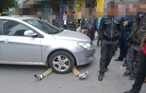沈阳发生一起悲剧，一名女司机因等红灯时感到无聊，低头玩手机，正巧，一名大妈在车前