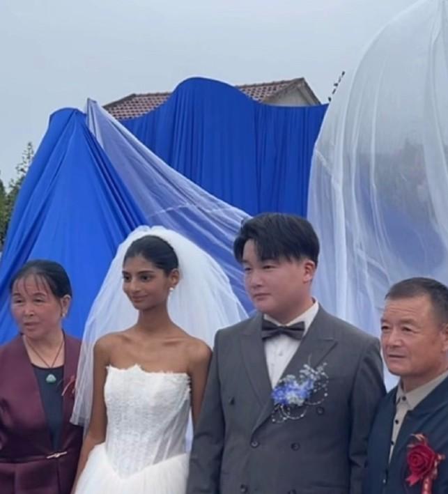 流量的尽头终将是直播带货。9月17日，河南网红“小黑妮”结婚现场直播带货，介绍产