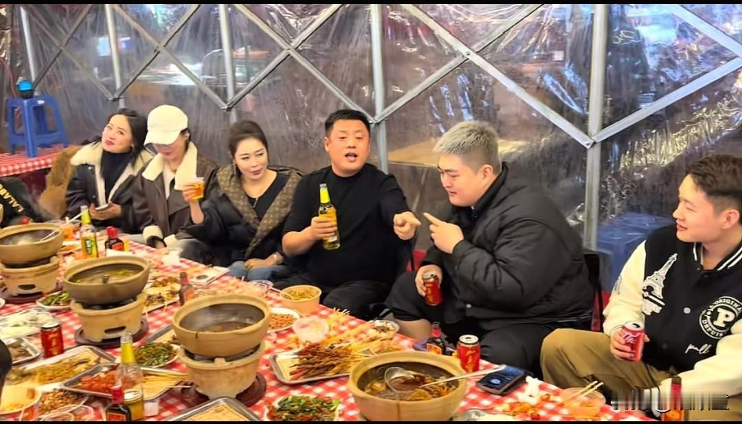 演出结束，本山传媒的艺人们聚餐，赵大牛坐主位，拿着加多宝跟宋晓峰碰一个。
再看桌