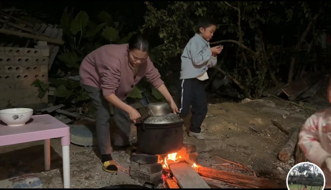 一帆妈妈为什么不在楼房的第一层找一个房间当厨房呢？
这个猪圈前烧柴火的确是环境不