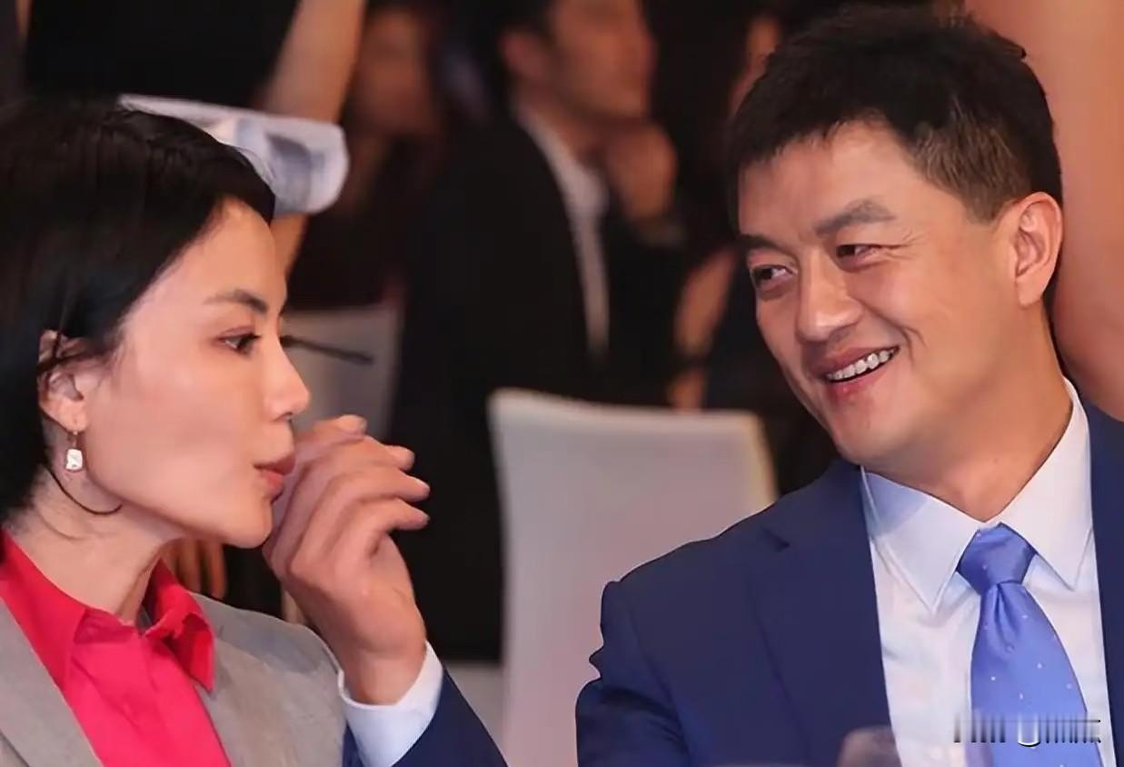 李亚鹏与王菲：婚姻里最无奈的，是追求本就不同
 
当年王菲和李亚鹏官宣离婚，两段
