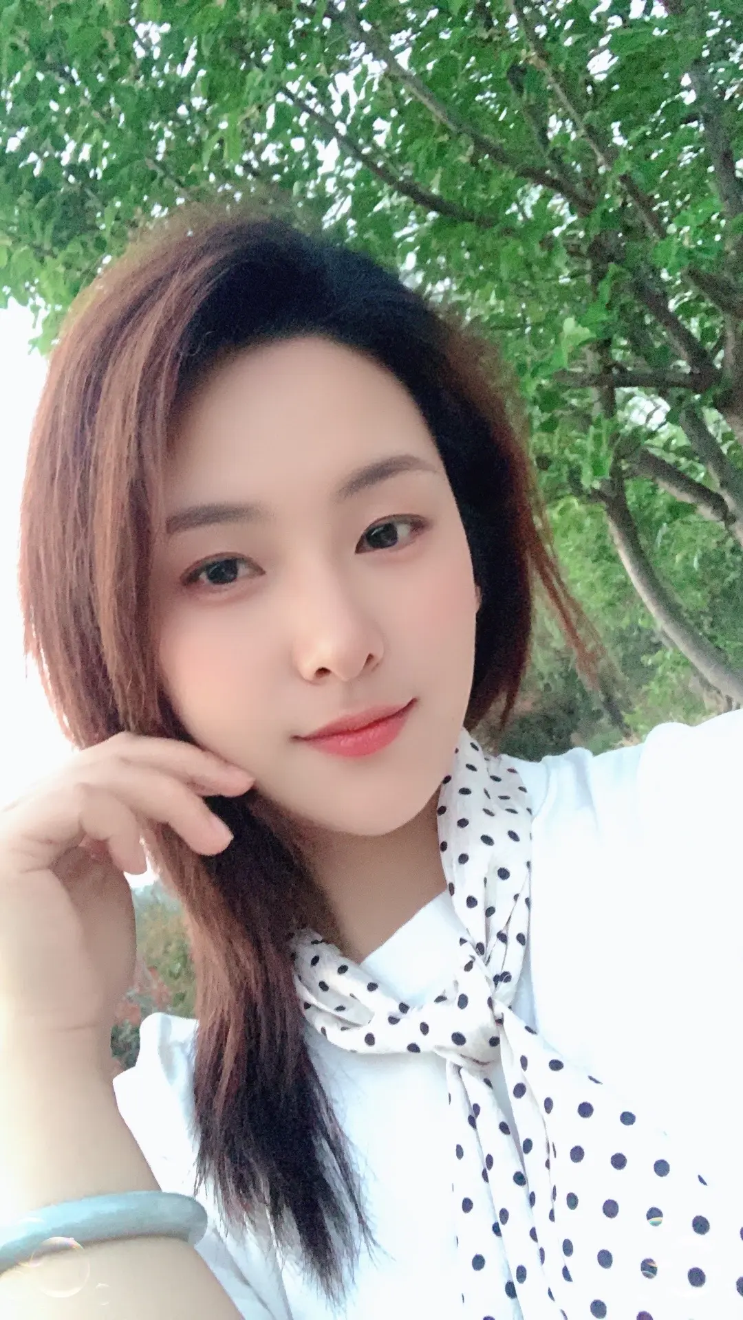 后来我越来越平静  不争不辩  我摊开手  允许一切流走…