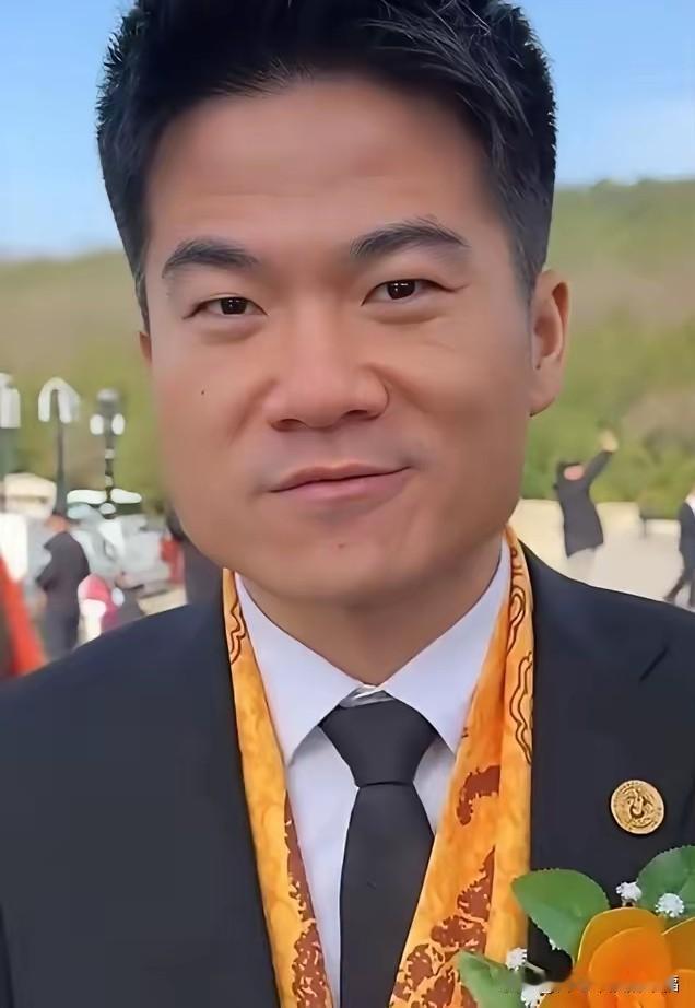 董宇辉跨界解说足球很多人不解，但是董宇辉参与解说足球不必苛求“不专业”，专业的战