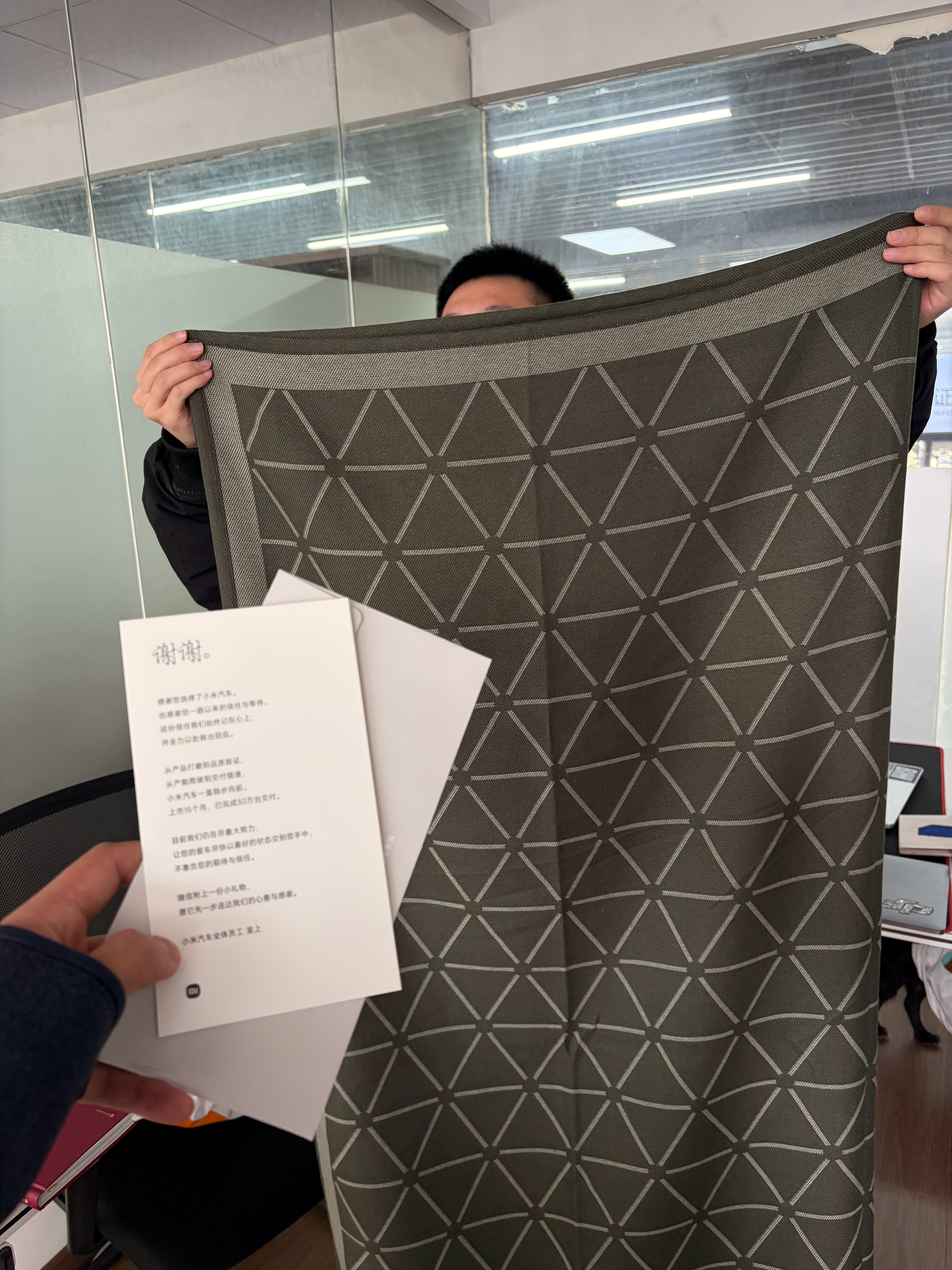 运营小哥的yu7，小米一问就是没空去提隔一段期间还能收到小米的等车礼水杯、车模啥