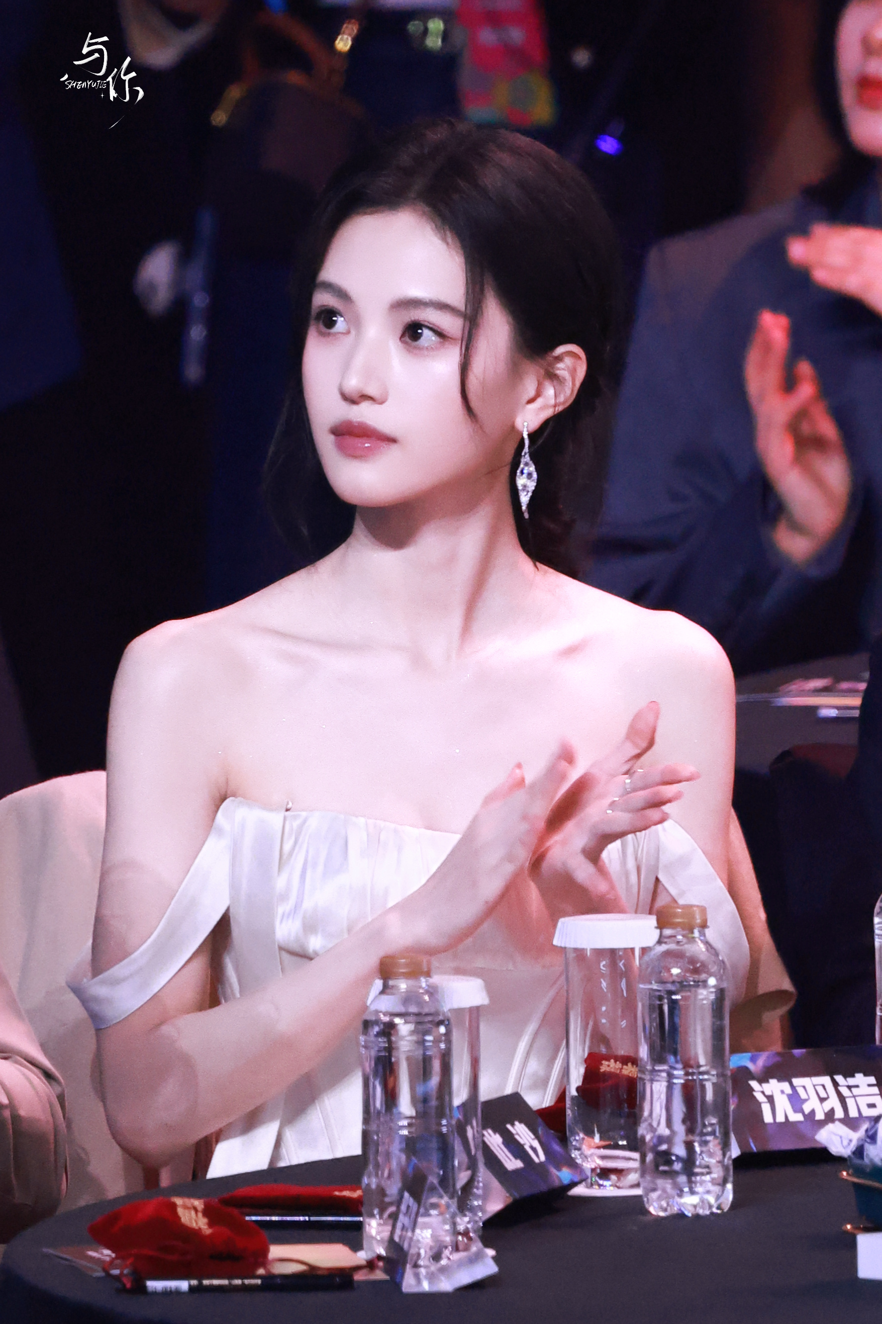 沈羽洁 抬眸间清冷又自带勾人风情，一颦一笑都透着不动声色的优雅妩媚，氛围感直接拉