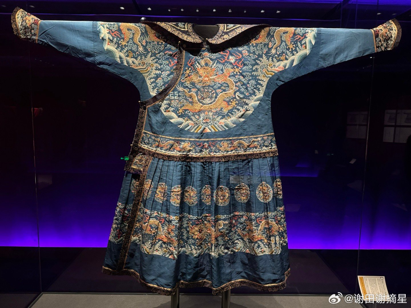 国采与宫色，故宫龙袍特展，嘉德。清代服色制度经过一百余年的发展，到乾隆朝臻备完善