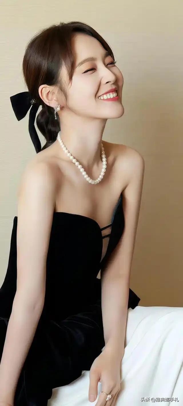 这个女孩子是张佳宁，
我正在看她主演的《私藏浪漫》，都市轻喜剧。
演得还挺好，接