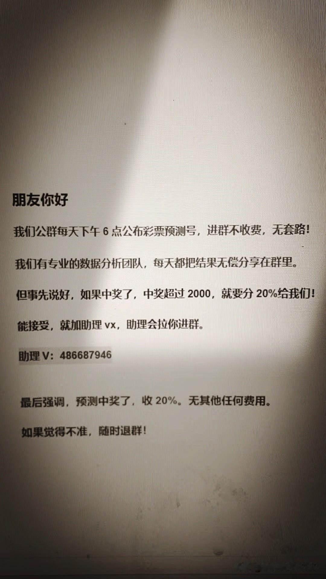 当四月的第一滴雨悬停在柳絮尖，秒针恰好完成对心跳频率的破译。你看见藤蔓爬上配电箱