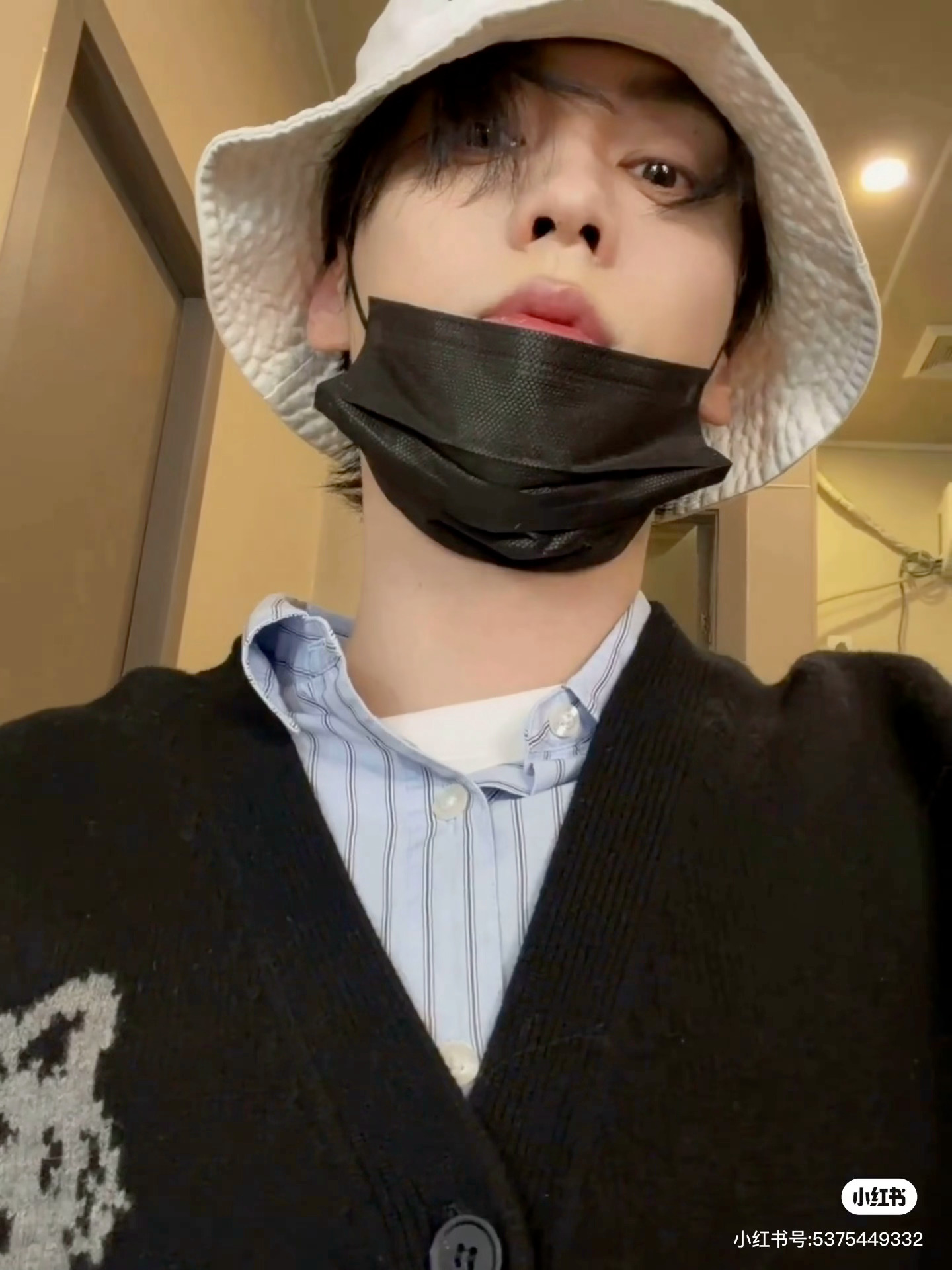 田栩宁解冻三张live田栩宁🍠更新怼脸自拍live慵懒chill毛衣叠穿衬衫帅