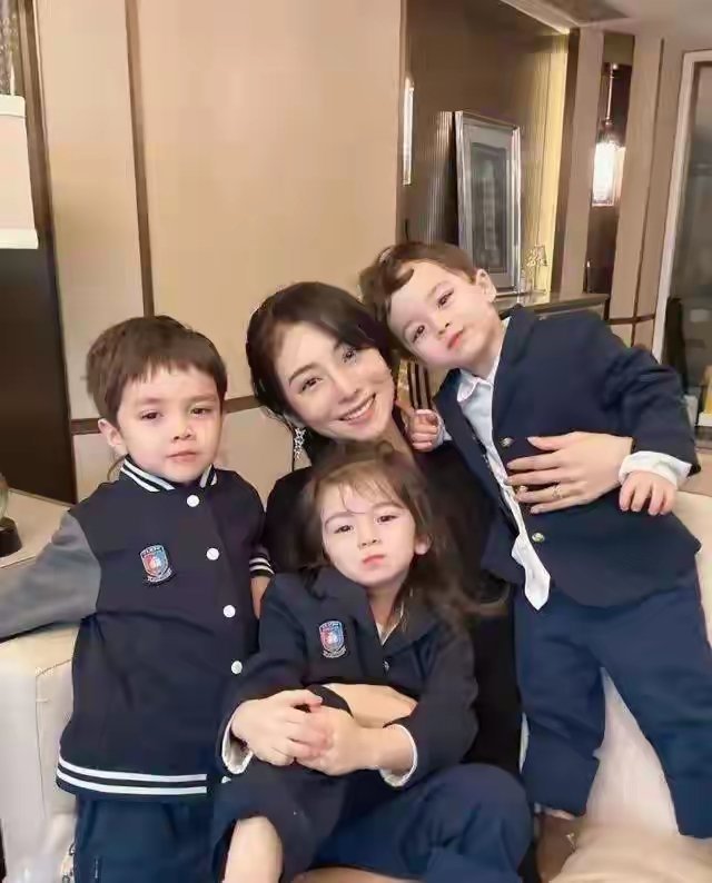2018年，买英国男子精子的山东美女，生了3个混血儿，如今咋样？ 