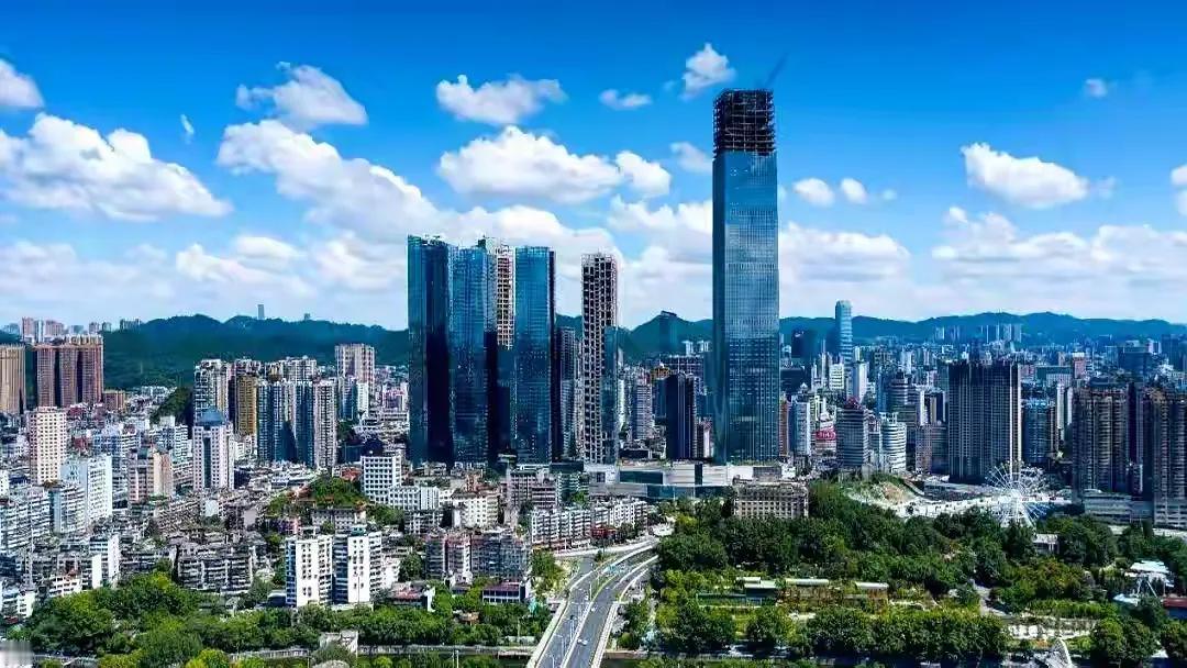 贵阳中心，曾经是贵阳最贵的楼盘项目。以前是由贵阳本土公司开友发的叫，恒丰中心。后