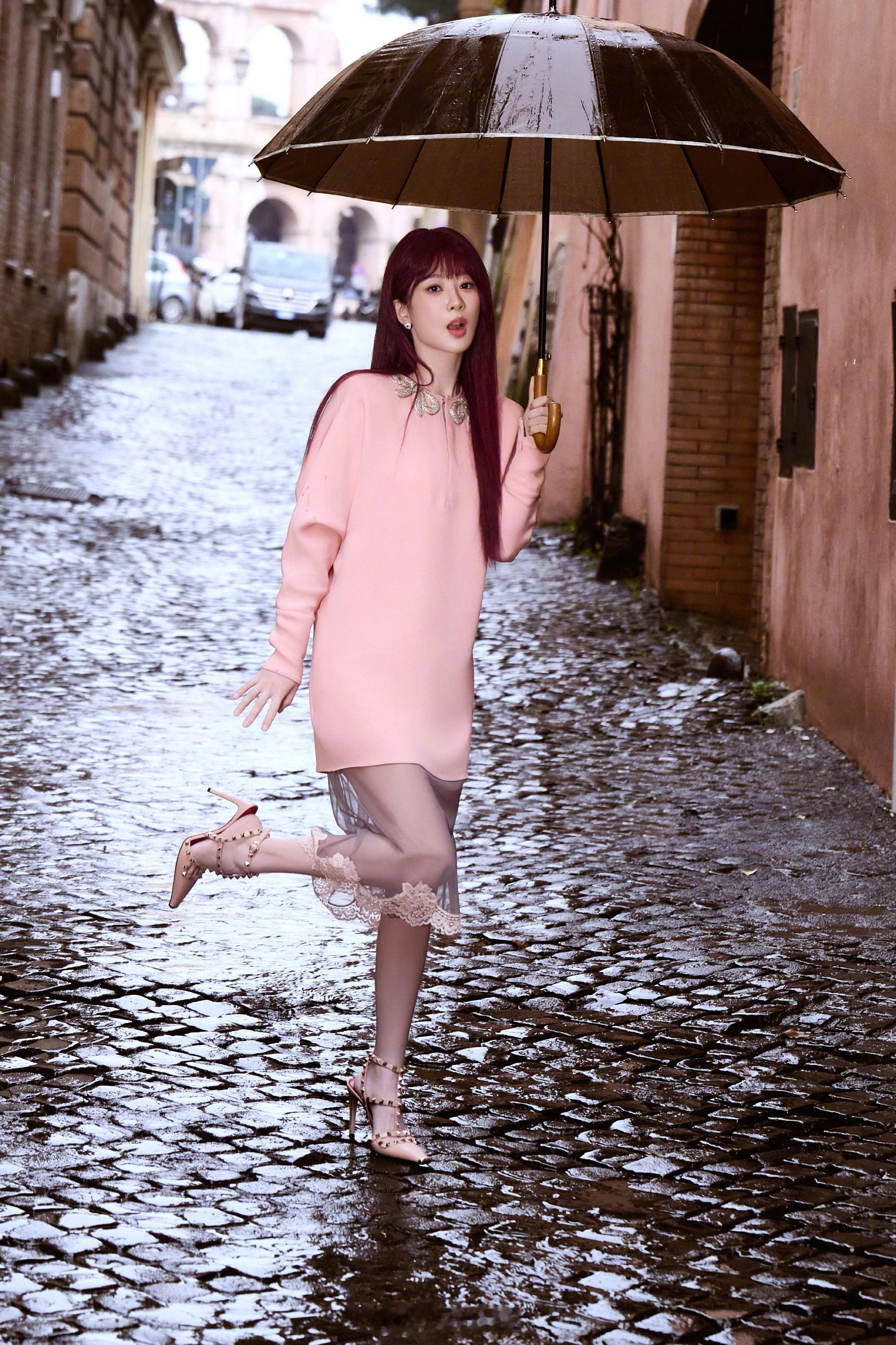 杨紫华伦天奴罗马大秀出图 