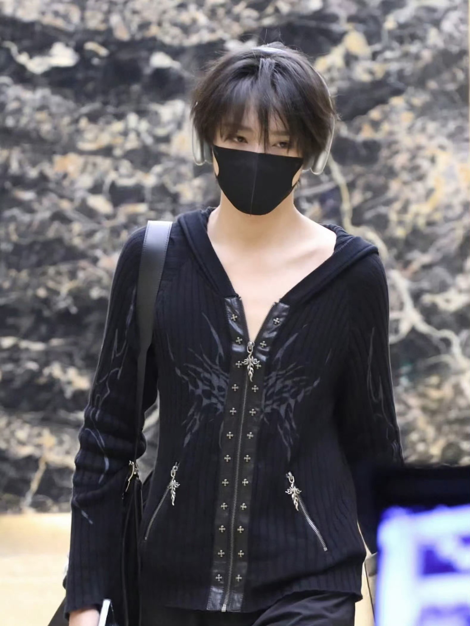 王橹杰拉链拉上去我去这小孩儿体态好漂亮啊，好板正
