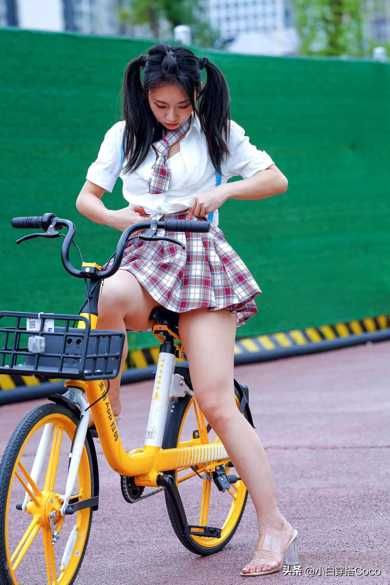 今日穿搭分享
今天穿搭记录 今天穿搭思路 女生穿白衬衫街拍，有哪些时尚搭配 
 