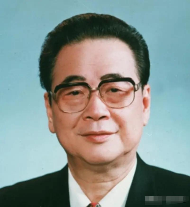 1992年7月18日中午12时15分，天津海河两岸的船只齐声拉响汽笛，送别一位伟