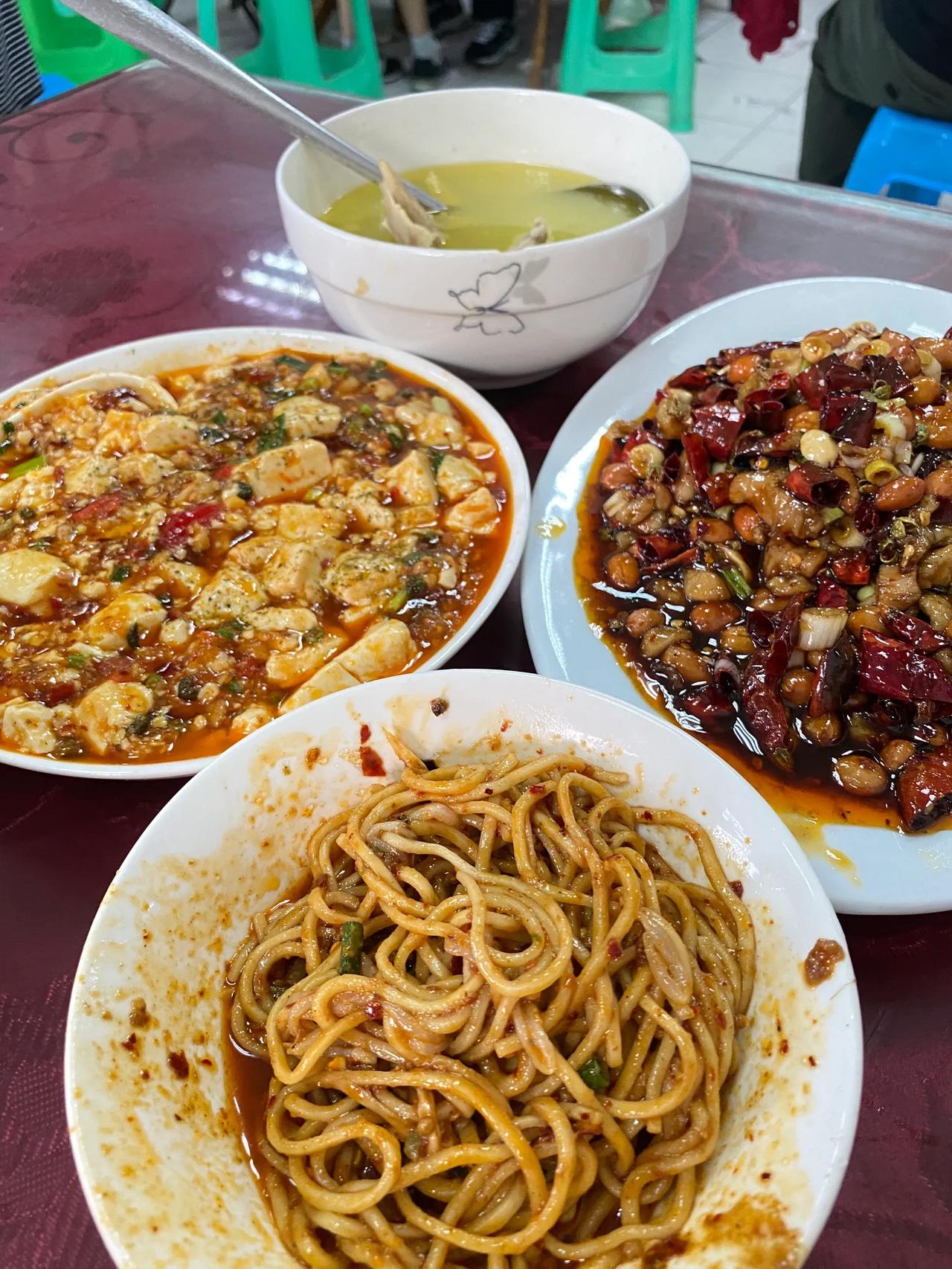 不愧是重庆开了十几年的老店！排队也值得！


这家店是我扒拉出来大家都说好吃的店
