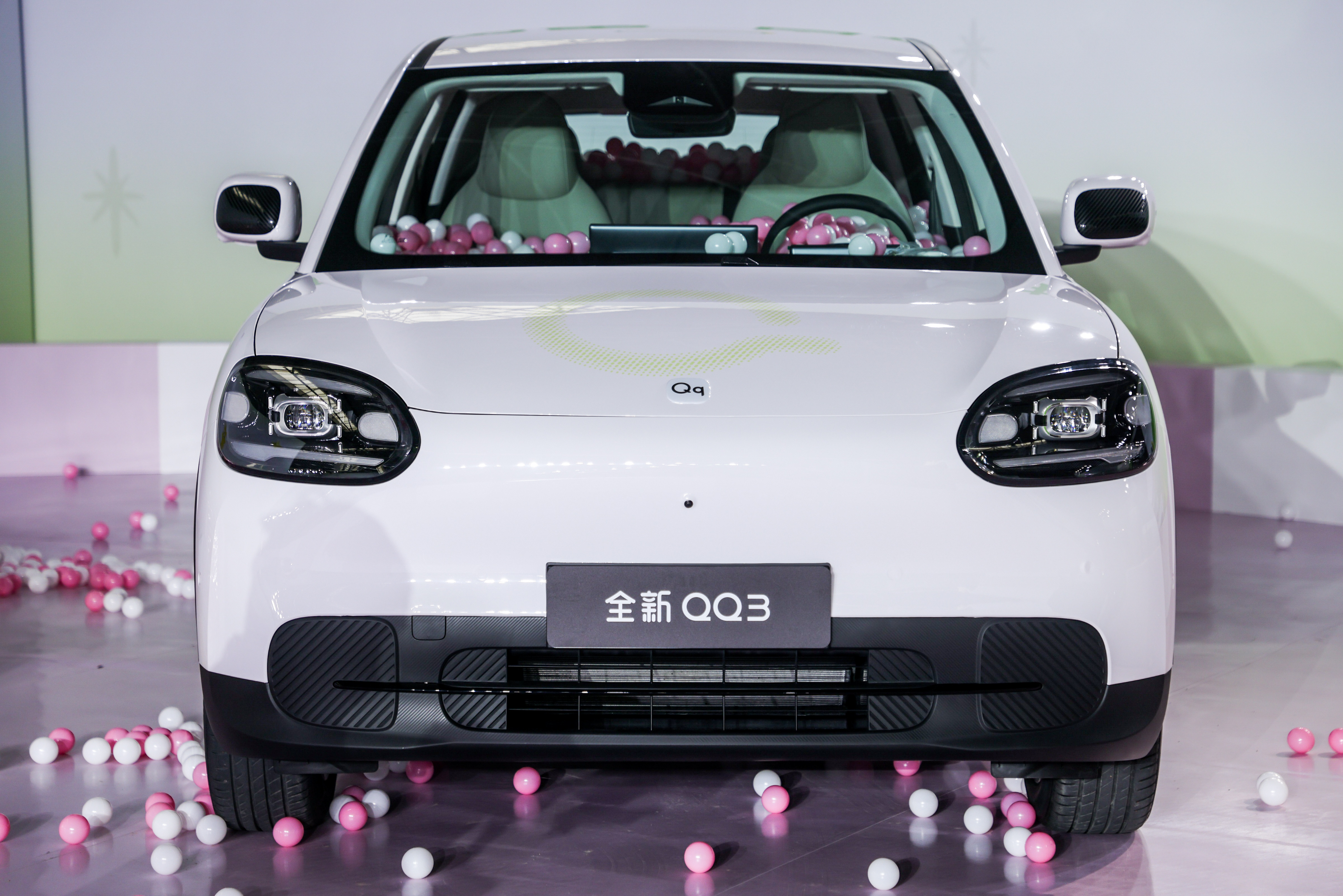 全新QQ用AI重塑小车之王兄弟们，就在昨晚，2026奇瑞QQ快乐之夜上，奇瑞QQ