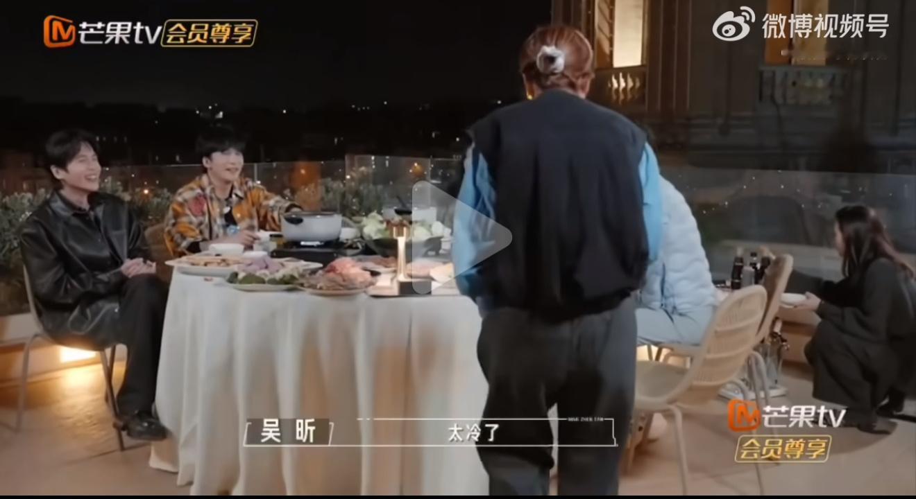 素颜吴昕和她的6个明星朋友吃火锅 素不素颜不重要，可是这走姿也太难看了吧 