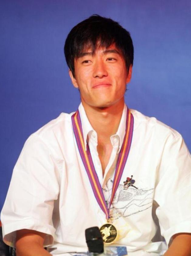 2004年，刘翔夺冠后，开发商送给他一套价值225万的房子，他却转身送给了教练。