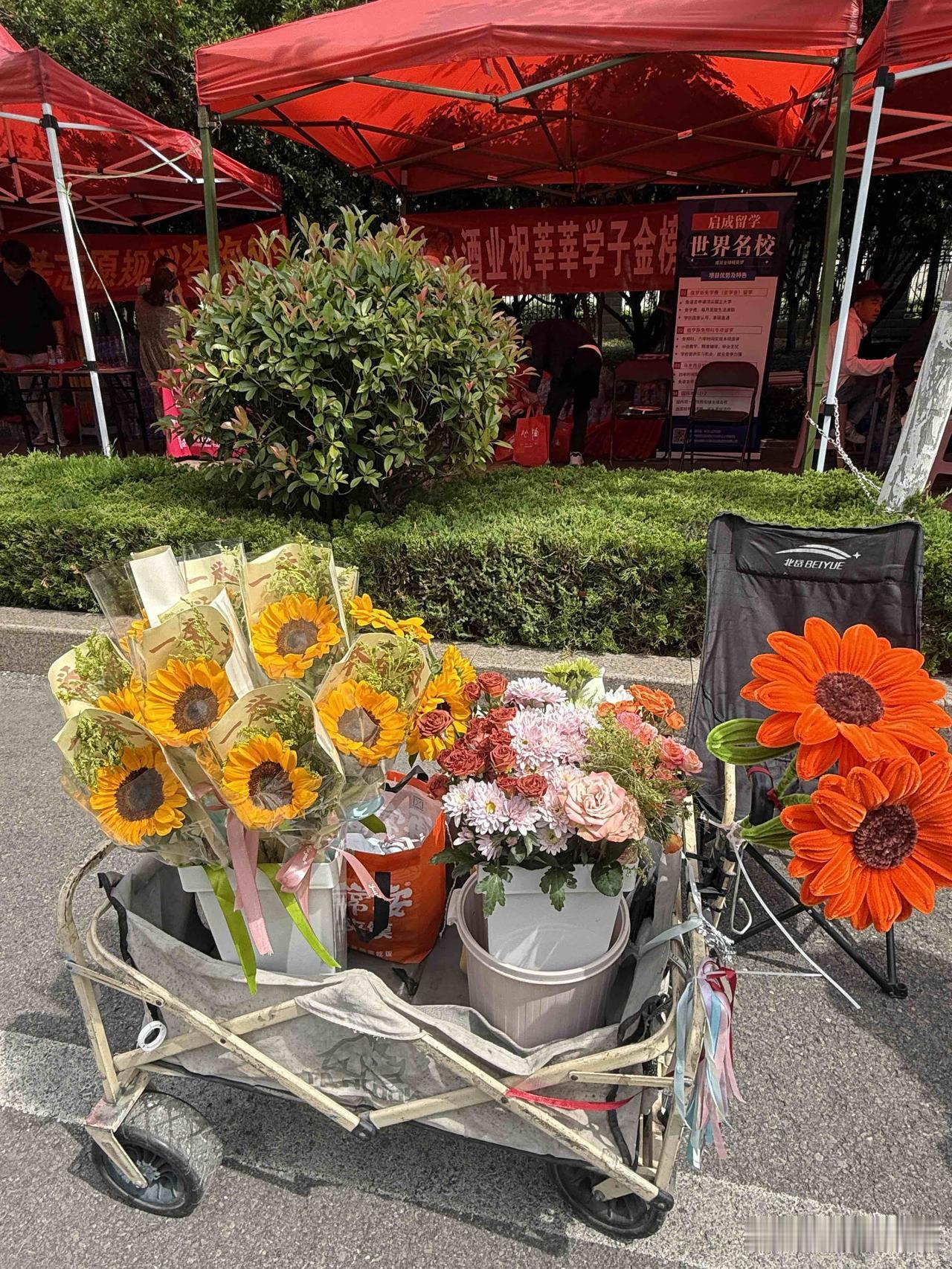 【小对联】
上：……？
下：挎包。