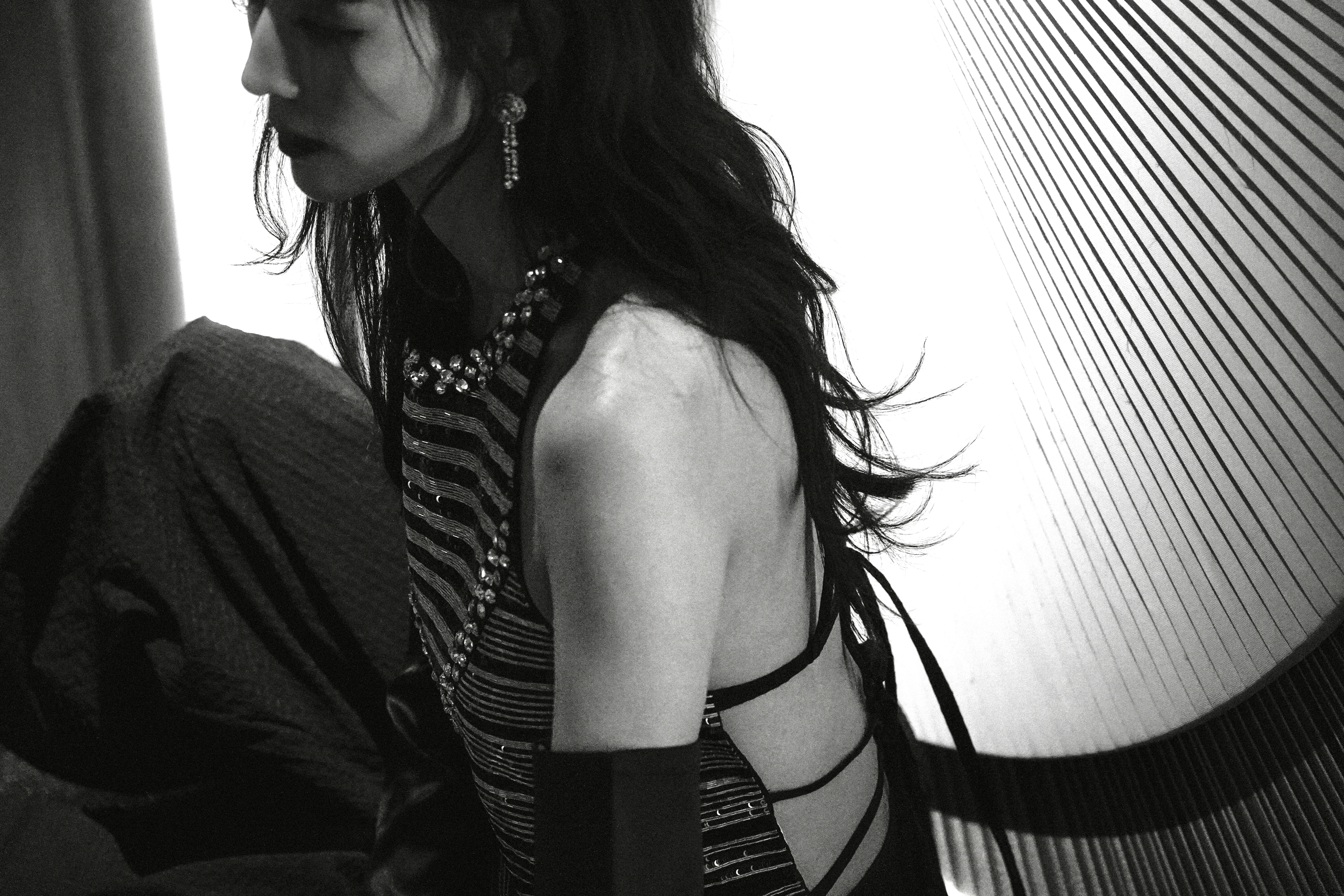 张钧甯助理太会放粮了！！！！！！姐这背部的线条是女娲娘娘亲手拿刻刀雕的吧？又A又