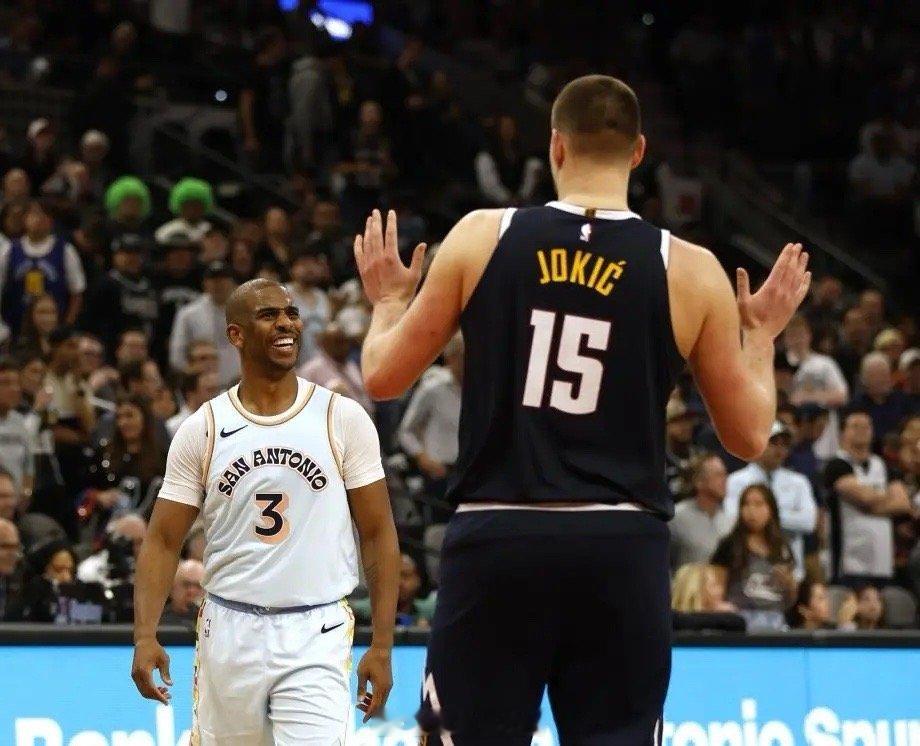 掘金vs马刺 NBA常规赛继续进行，马刺主场背靠背迎战掘金。掘金首节取得领先，马