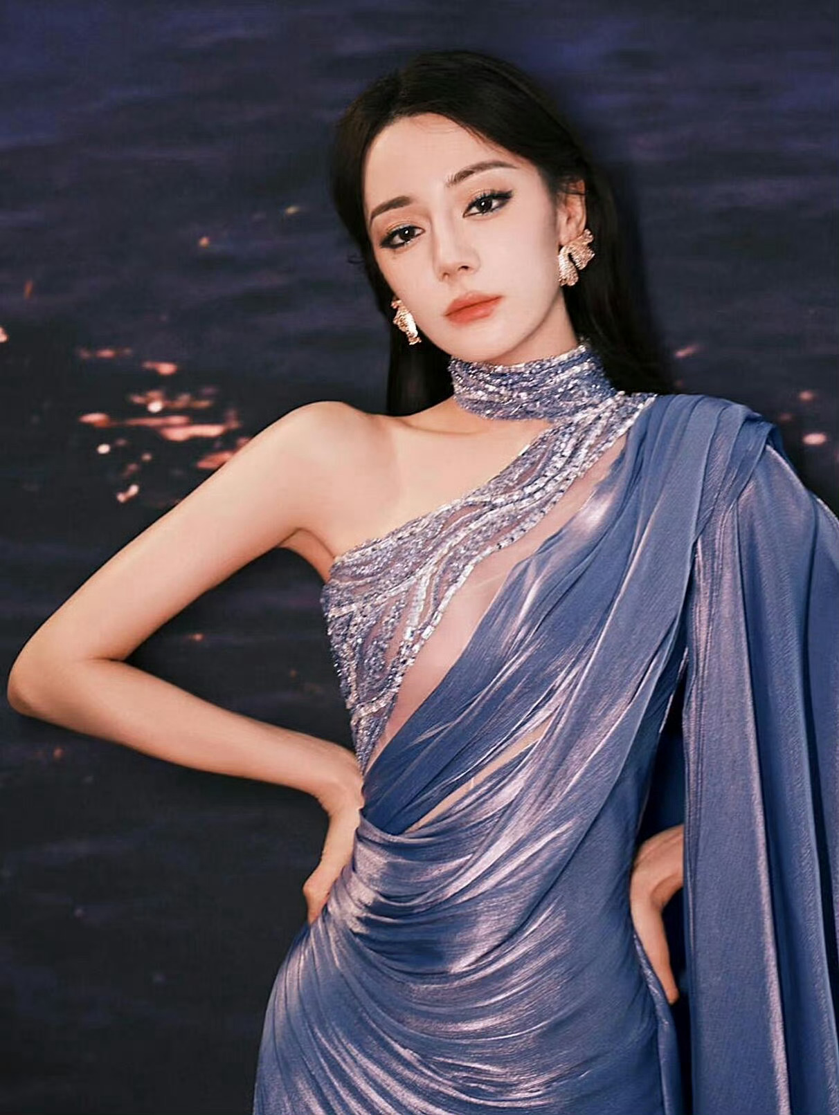 迪丽热巴从九月份就开始不舒服了迪丽热巴也太敬业了，一定要多注意身体[抱一抱] ​