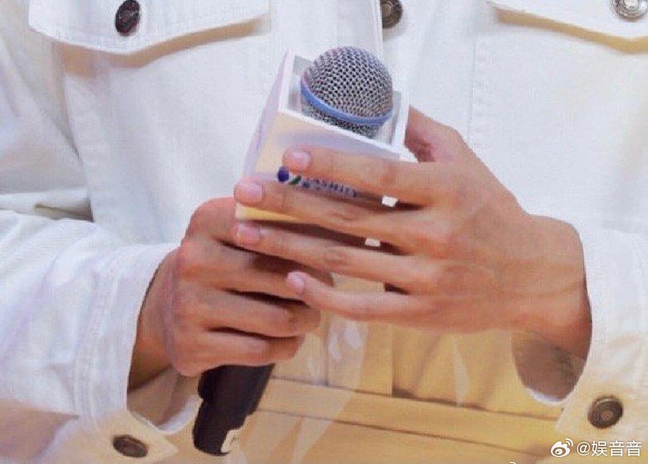 黄景瑜手控天菜 手控直接走不动道了🤤黄景瑜的手骨节分明，每一处都长在审美上，看