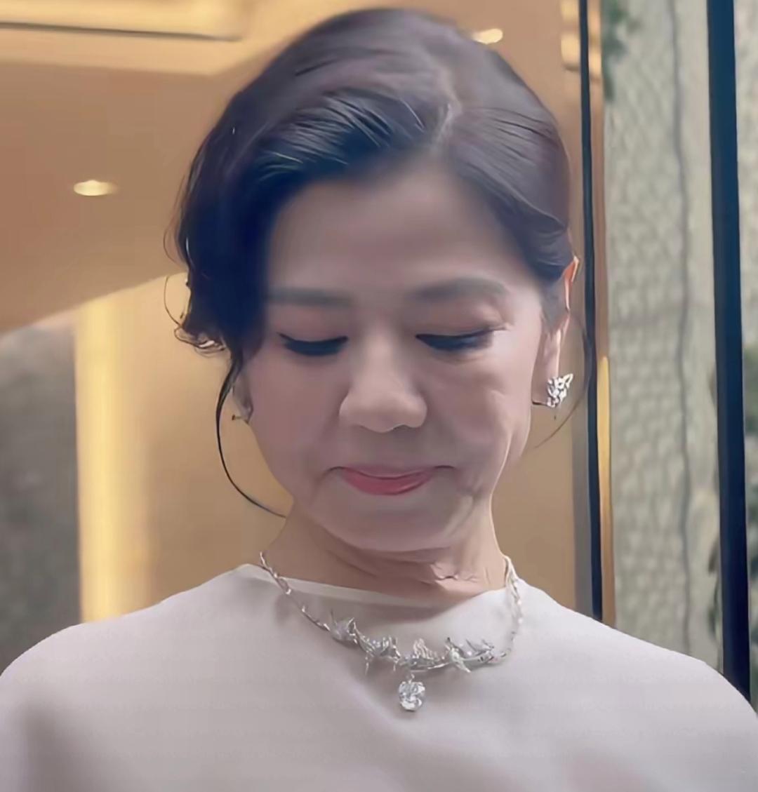 钟楚红才是66岁女人该有的样子。
