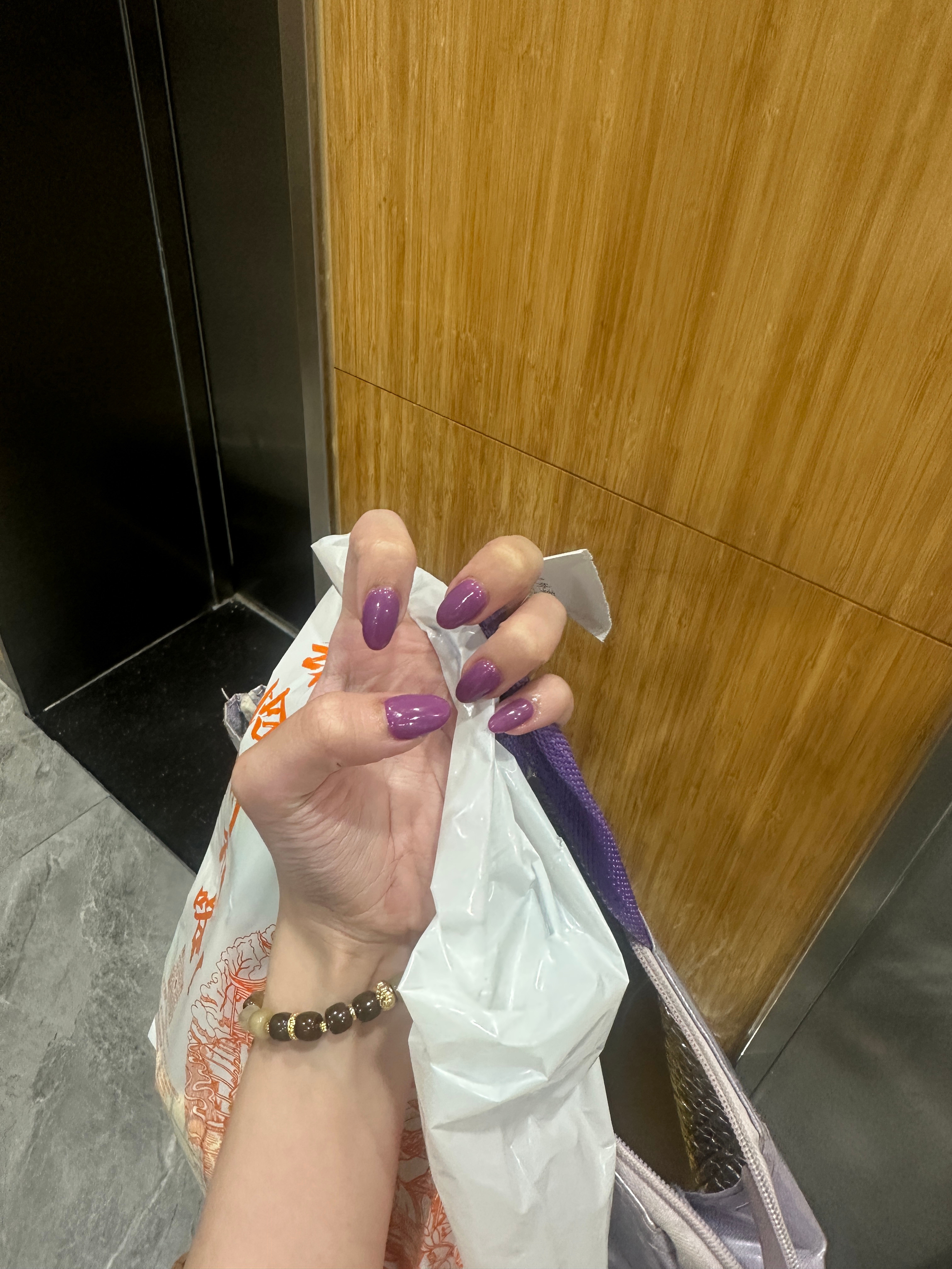 昨天下班换指甲去了[怒]耳机丢了 ​​​